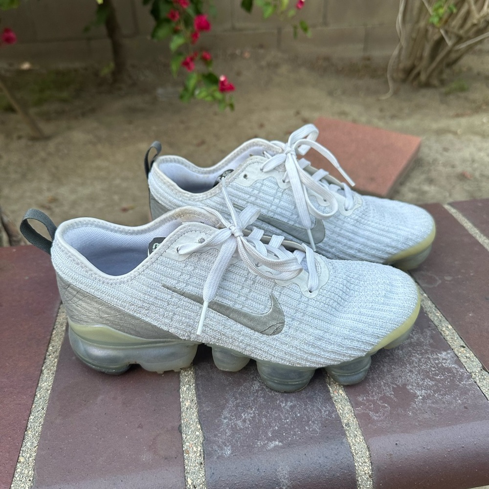 Nike Air VaporMax in White and Gray size 7